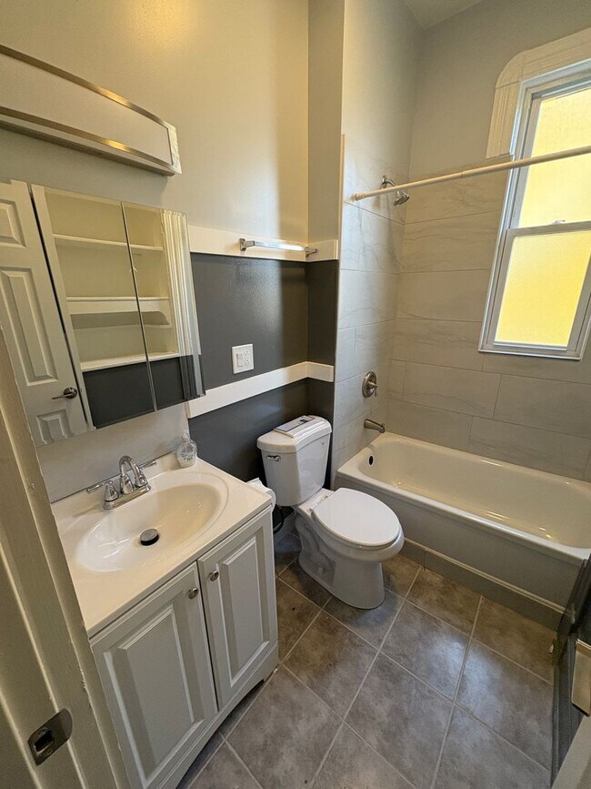 Building Photo - 1034 W 61st St