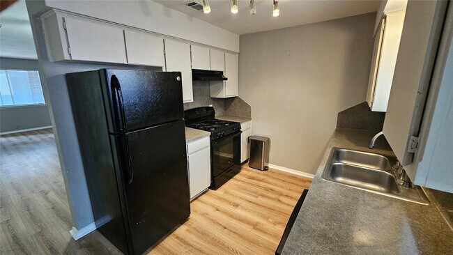 Building Photo - 1320 Southport Dr