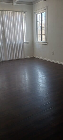 Building Photo - 1008 N Willow Ave