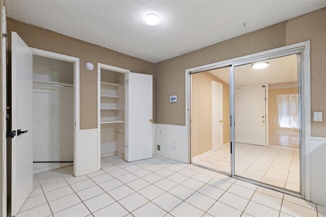 Building Photo - 9407 N Creek Dr