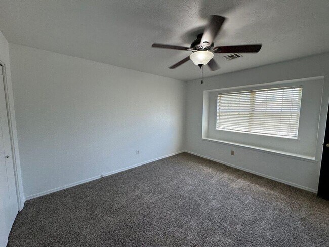 Building Photo - New paint, ready for move in, 3 bed 2 bath, 2 car in south OKC!