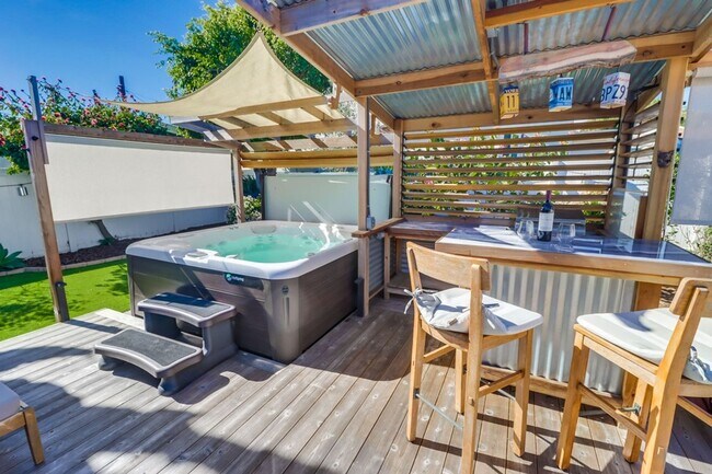 Building Photo - ***VACATION HOME AVAILABLE FROM FEBRUARY 1ST- OCTOBER 31ST*** MONTH TO MONTH