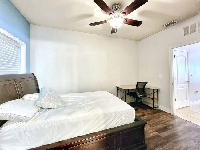 Building Photo - Chase Hollow #44