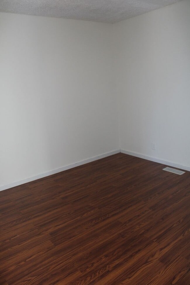 Building Photo - Bright 2 Bedroom, 2 Bathroom Condo, W/ Gar...