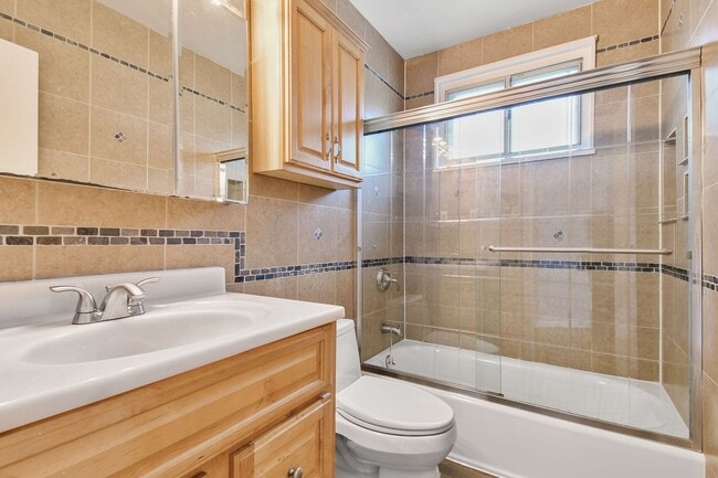 Building Photo - Charming Rambler - Close to Downtown Silve...