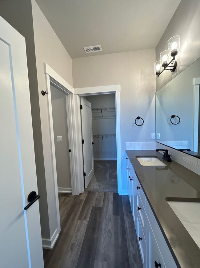 Building Photo - MOVE IN SPECIAL- Stylish 2BR + Office Duplex in SE Bend – Garage & Smart Home Perks - PENDING APP...