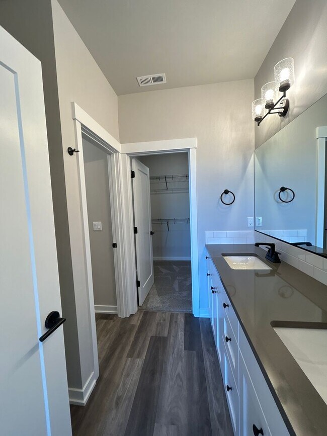 Building Photo - Stylish 2BR + Office Duplex in SE Bend – Garage & Smart Home Perks
