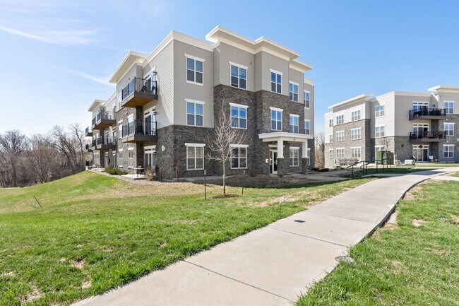 Building Photo - Very Large/Spacious 1-Bedroom/1.5-Bath, unit 104