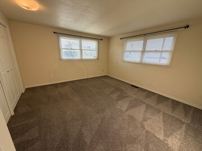 Building Photo - Single Level Duplex- Rent Ready!