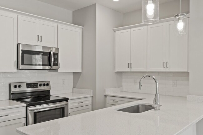 Building Photo - Luxury End-Unit Townhome Near 386 & Long Hollow Pike | Designer Finishes, Prime Location & Mainte...