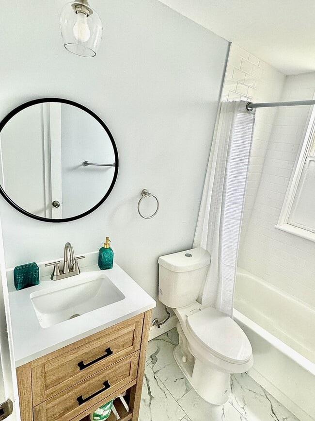 Building Photo - 4932 Lindenwood Ave