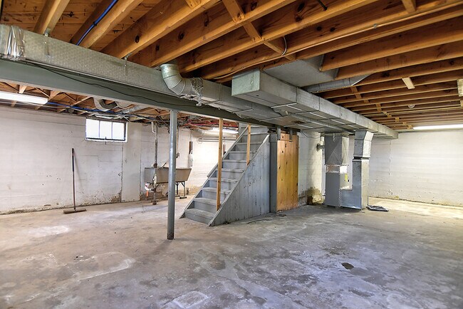 Building Photo - 2911 Shroyer Rd
