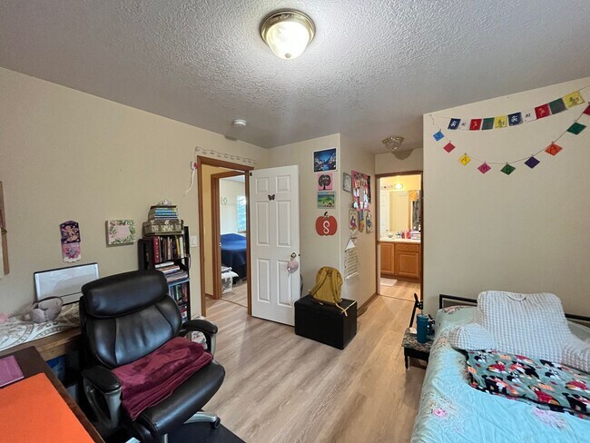 Building Photo - Beautiful 3 Bed, 2.5 Bath House in Central...