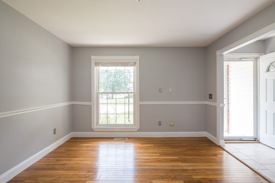 Building Photo - 1449 Coachway Ln