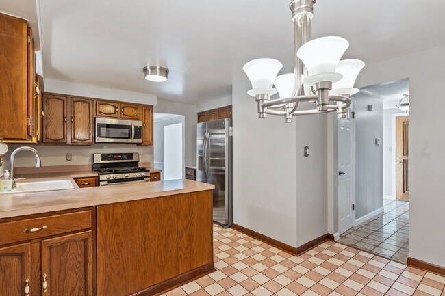 Building Photo - Spacious 4 Bed 2.5 Bath Home Located in North Hills School District - Available September 1st!