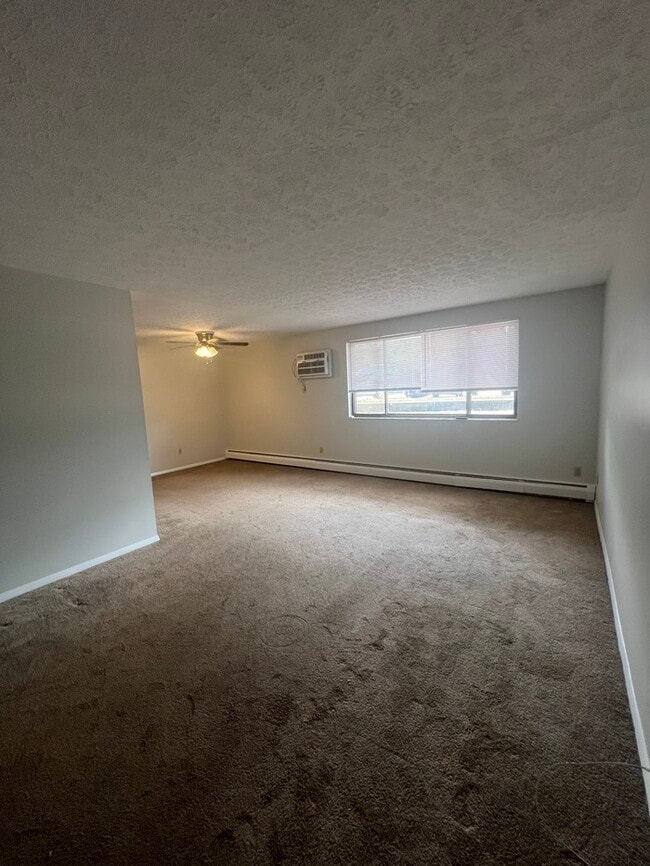 Building Photo - 2 bedroom 1.5 bath condo