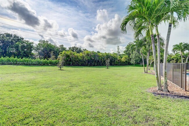 Building Photo - 7120 Hialeah Ln