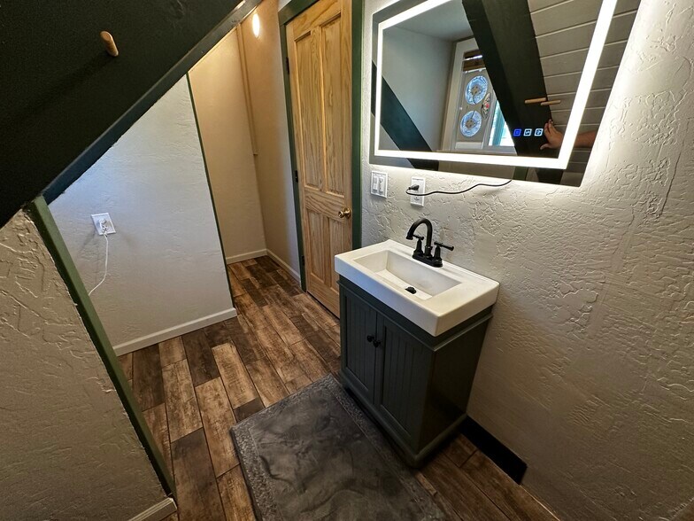 Building Photo - 910 Creekwood Dr