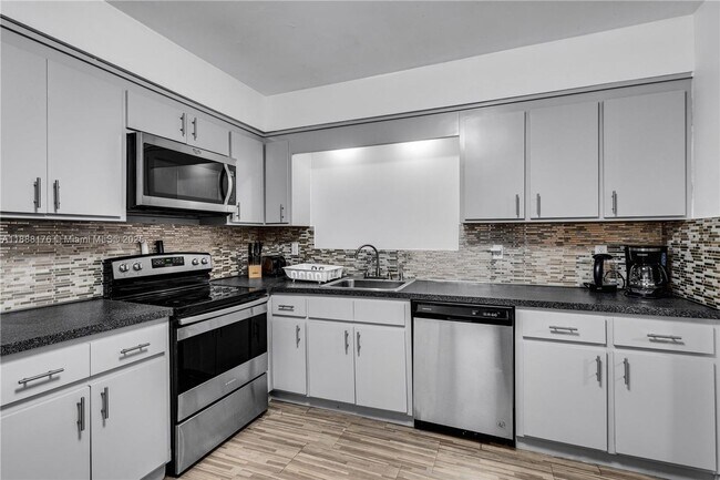 Primary Photo - 977 SW 10th St