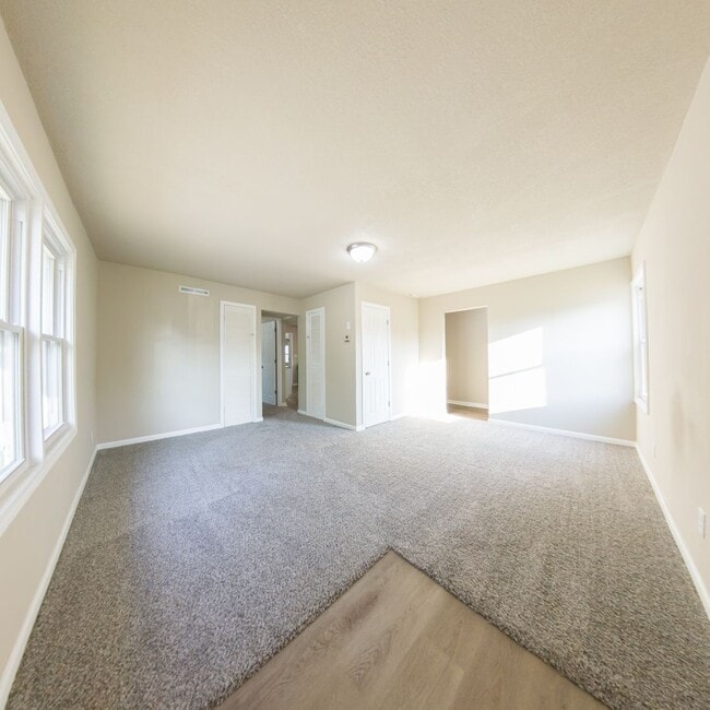 Building Photo - Updated 2 Bedroom Home with 2 Stall Garage