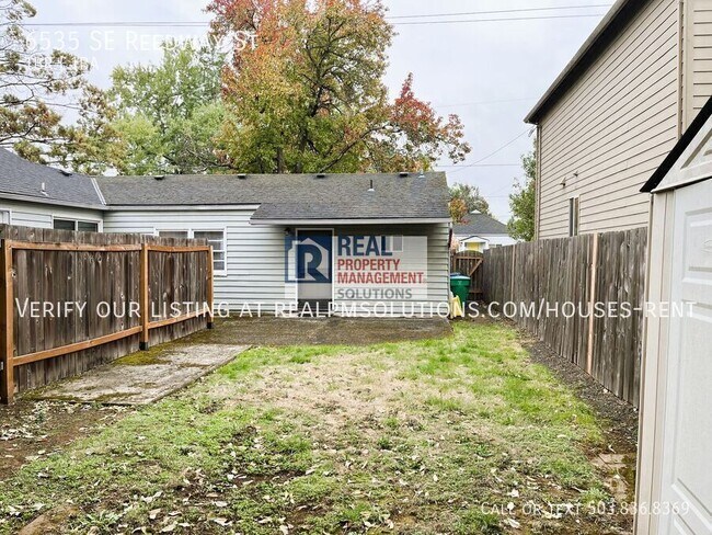 Building Photo - 6535 SE Reedway St