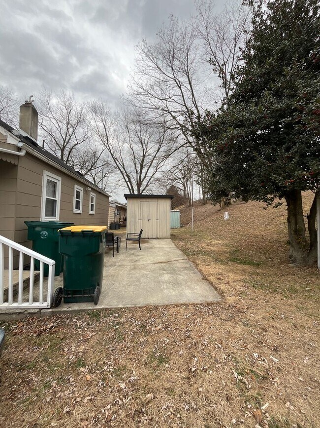 Building Photo - Charming 3 bedroom, fully furnished apartment