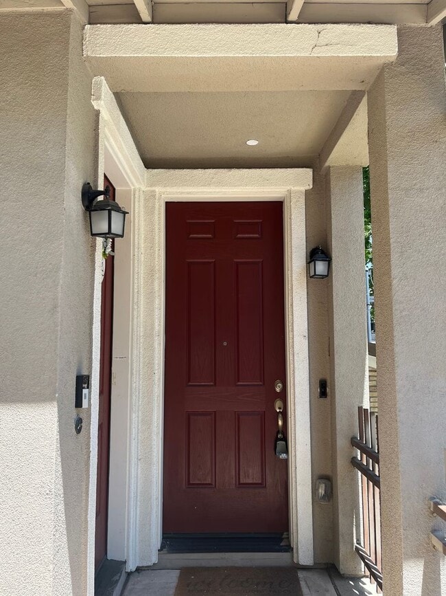 Building Photo - Bright Corner 3BD/3BA Townhome Near BART & Great Mall!