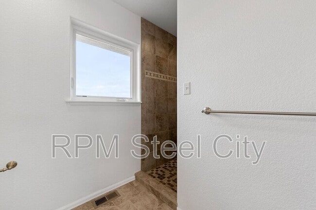 Building Photo - 868 E Sandusky Dr