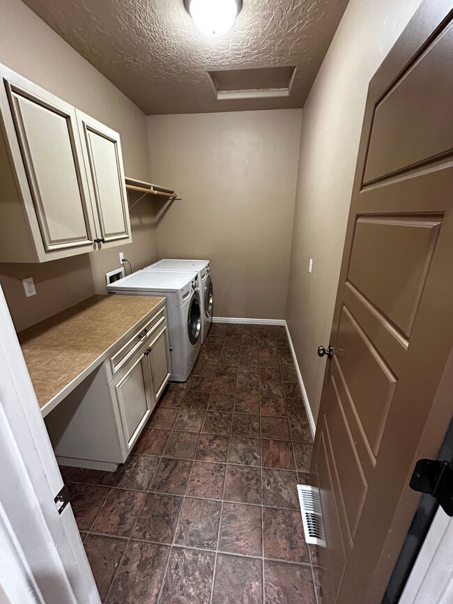 Building Photo - 3 Bedroom 2.5 Half Bath Home in Tuscany Vi...
