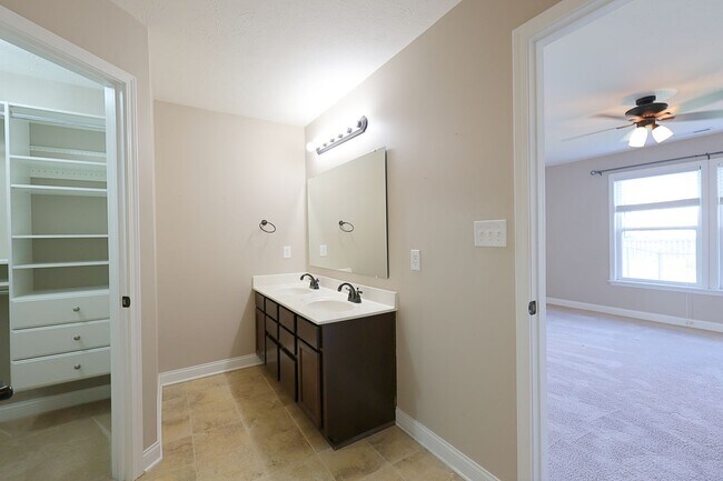 Building Photo - Beautiful 3 Bedroom House in Quiet Auburn ...