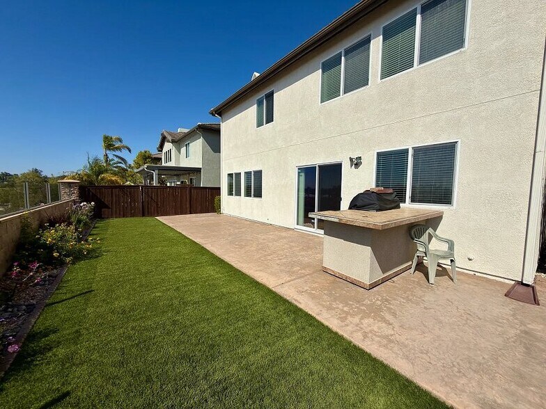 Building Photo - 874 Via La Venta