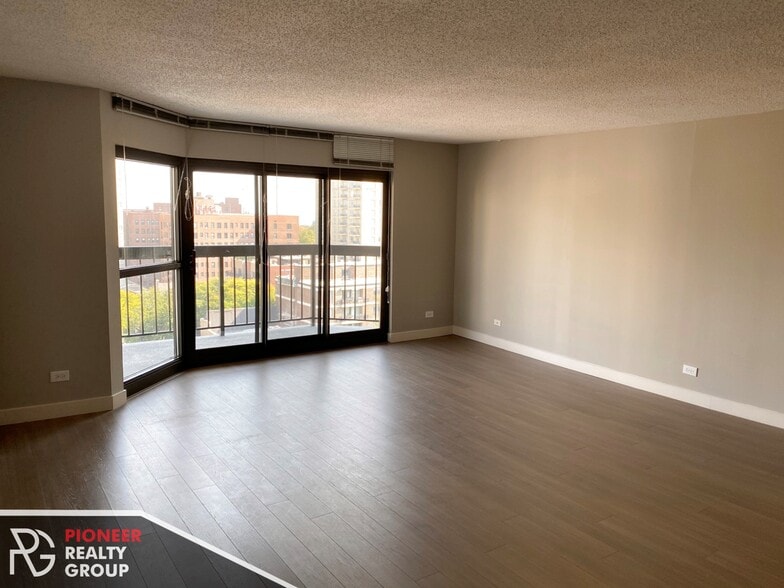 Building Photo - 2551 N Clark St