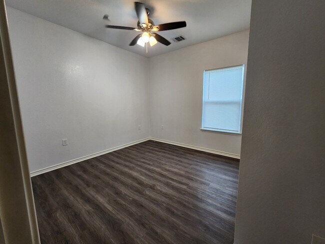 Building Photo - 3-Bedroom, 1-Bath on 1 acre lot