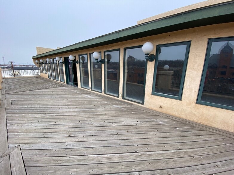 Building Photo - 313 S Victoria Ave