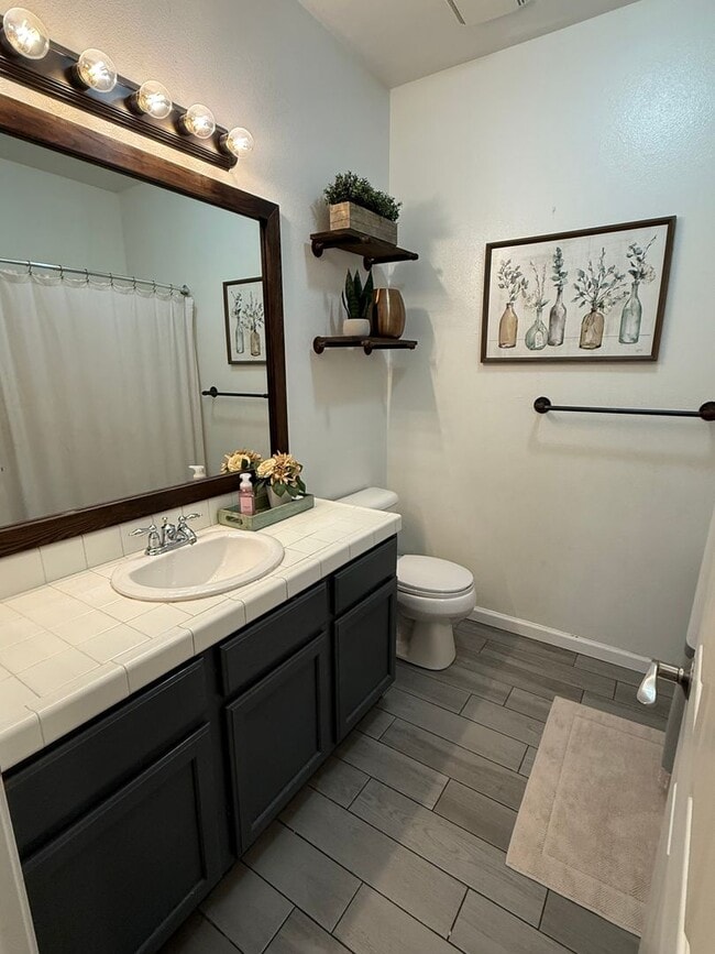 Building Photo - Spacious North Bakersfield Home with pool!