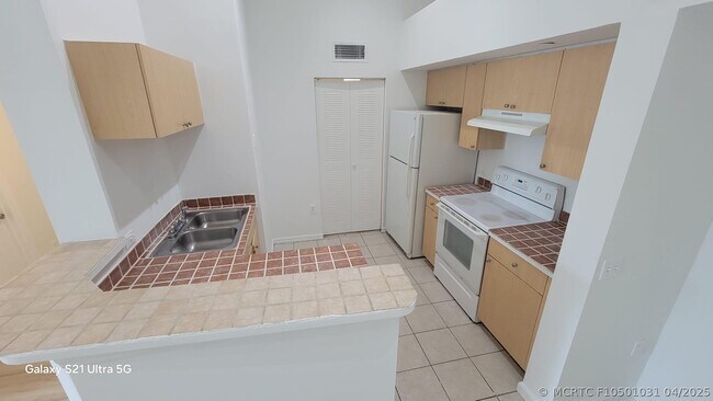 Building Photo - 1220 Villa Cir