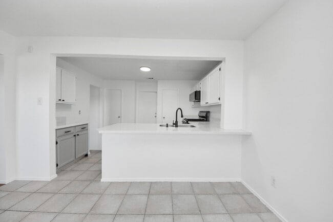 Building Photo - 403 Willow W Dr