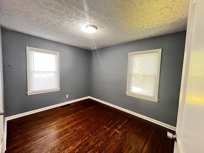 Building Photo - 2 Bedroom Home Dixie High Way