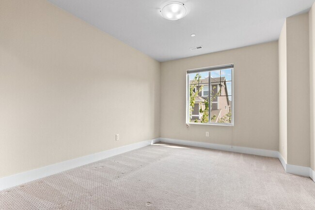 Building Photo - 3Bd/2.5Ba Lynnwood Home