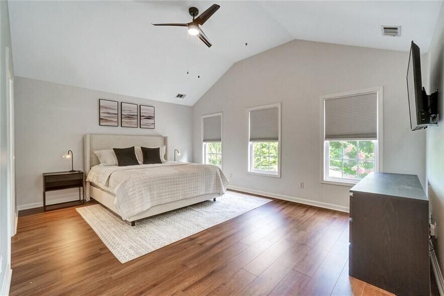 Building Photo - 702 Surrey Park Pl SE