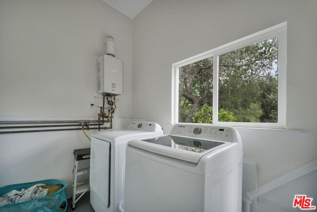 Building Photo - 380 Tamarac Dr