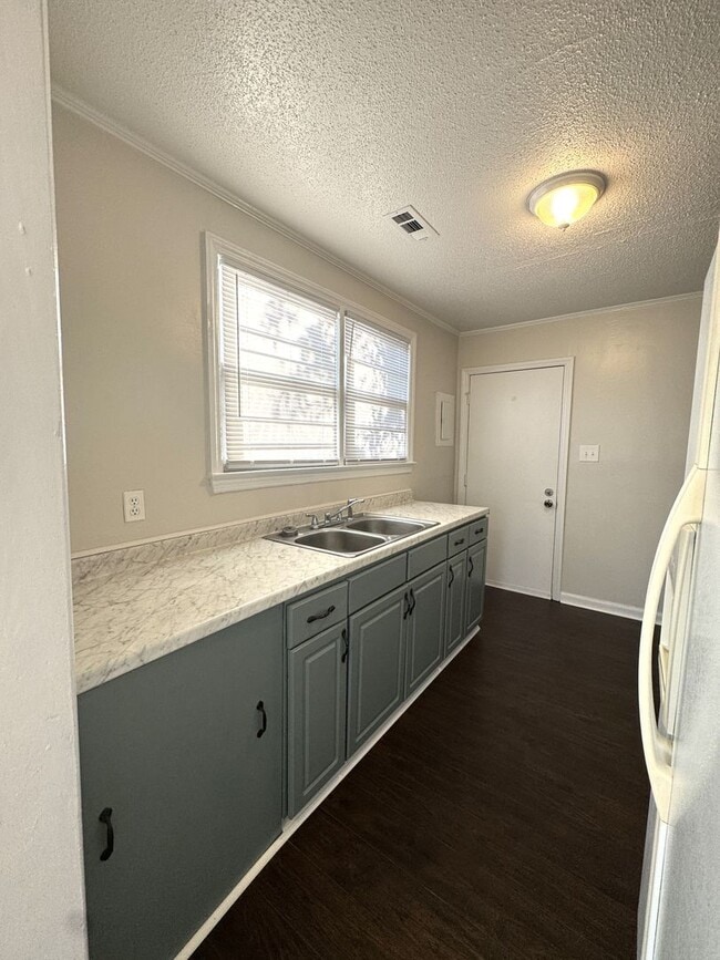 Building Photo - Adorable home !