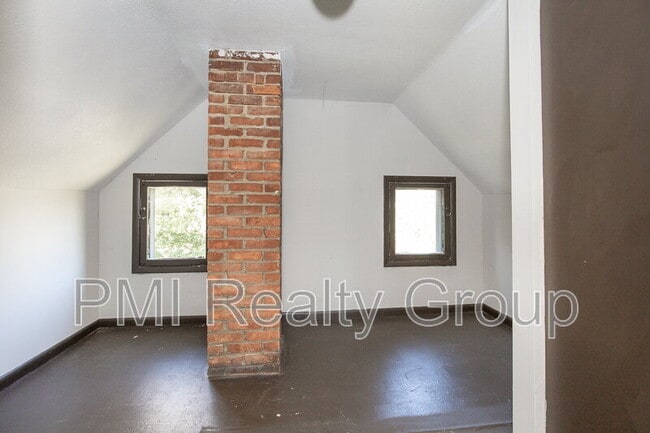 Building Photo - 476 E 108th St