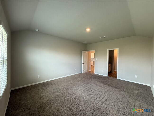 Building Photo - 554 Blue Stem Rd