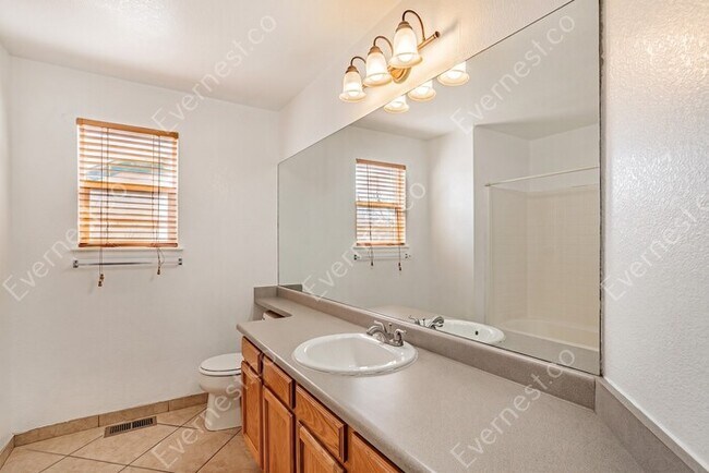 Building Photo - 5 Bed, 3.5 Bath Home with Fenced Yard & Garage / Available Now!