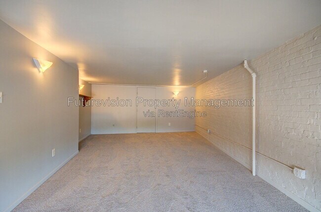 Building Photo - 527 N Chicago St