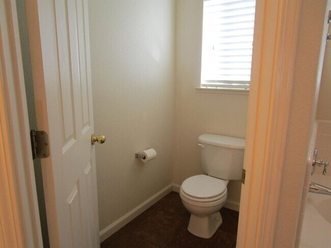 Building Photo - Like Brand New 4 Bedroom 3 Bath Beautiful ...