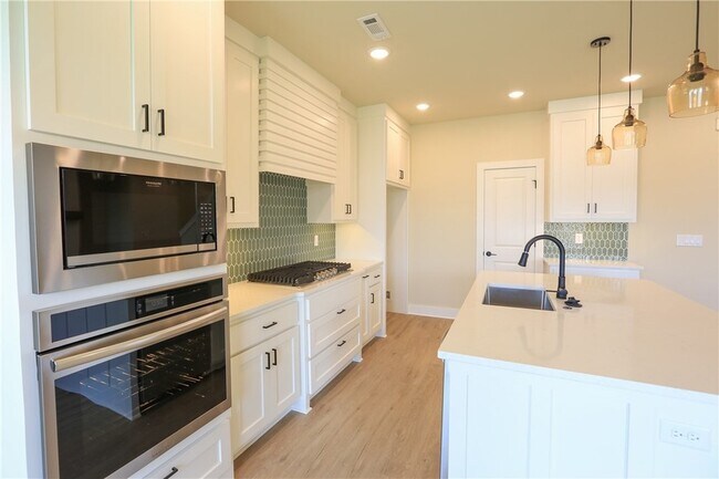 Building Photo - 970 Moksha St