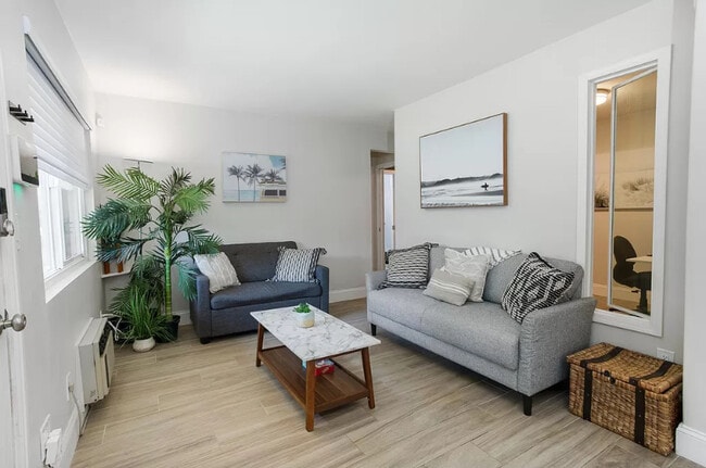 Building Photo - 555 S La Veta Park Cir