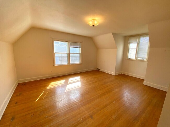 Building Photo - Stunning Historic 4 Bed Home Near NDSU